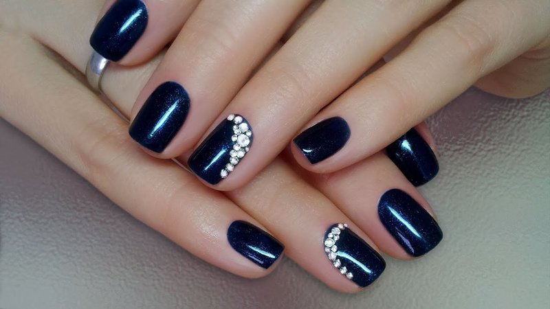 Blauwe gellak met strass steentjes