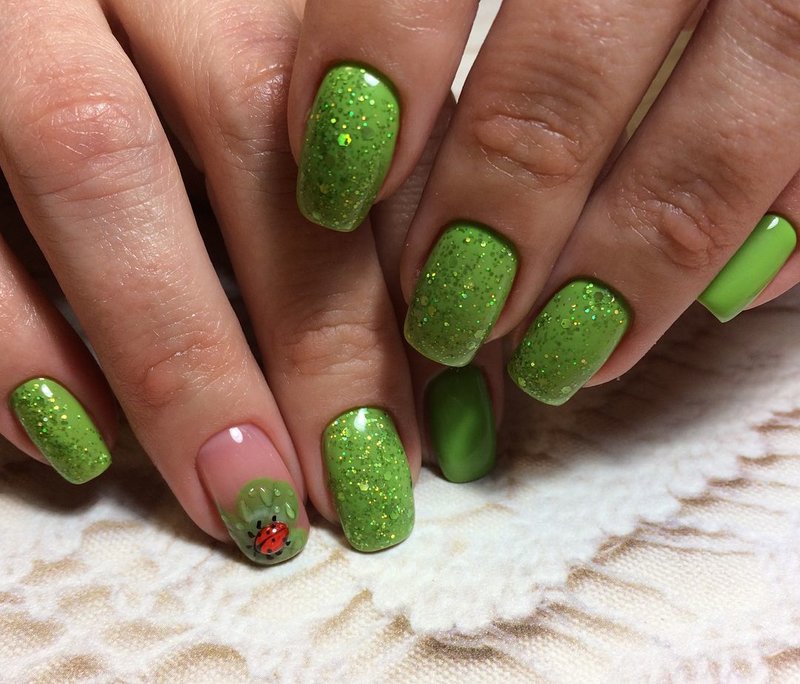 Modieus ontwerp van zomermanicure met schellak