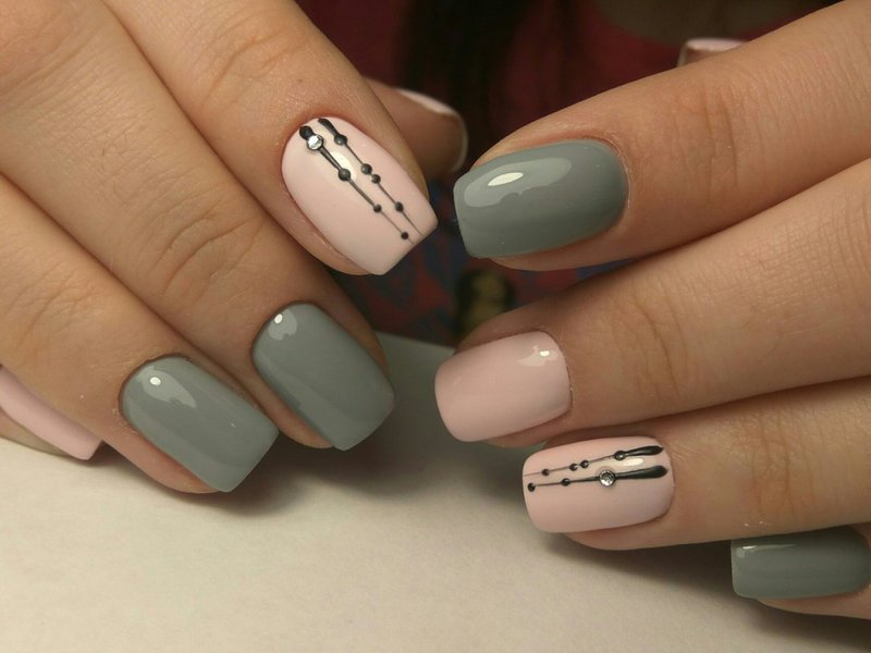 Minimalistische nail art met stippen.