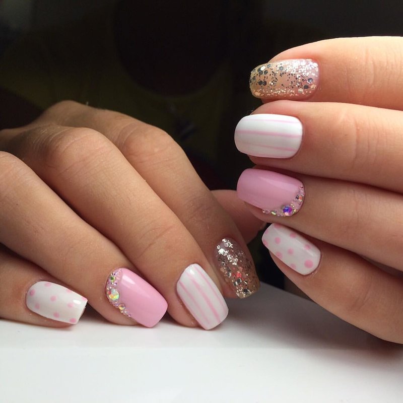 Lichtroze manicure met schellak en strass