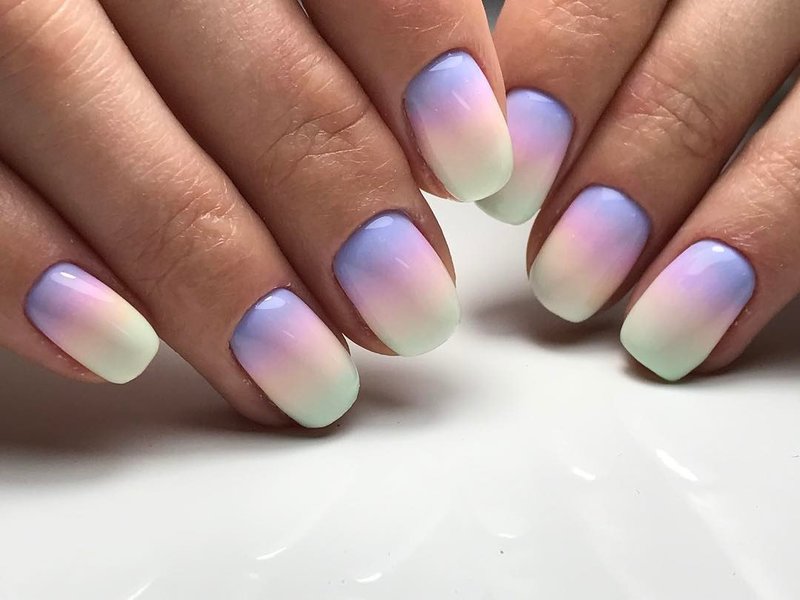 Rainbow Ombre pe unghii