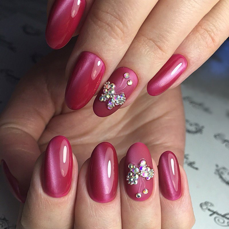 Roze manicure met schellak en strass