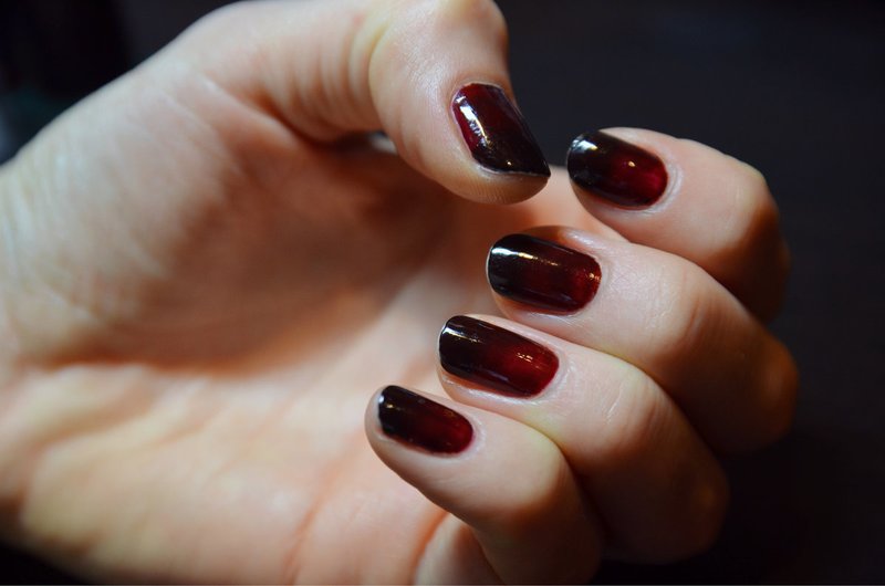 Verloopnagels in rode kleuren