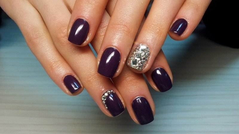 Solide manicure met strass steentjes