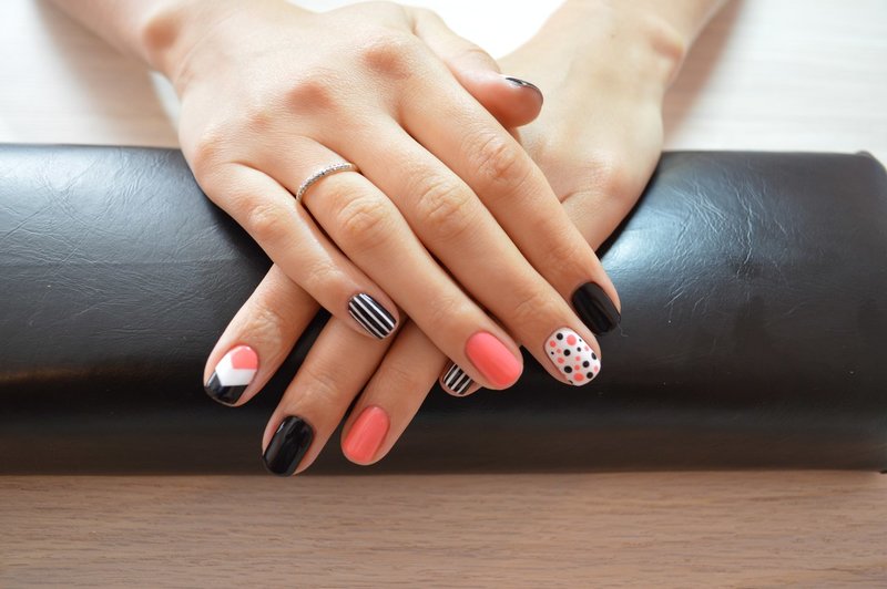 Stijlvolle manicure met schellak op korte nagels