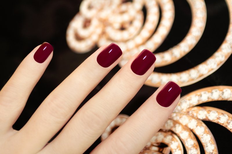 Marsala-kleur op nagels