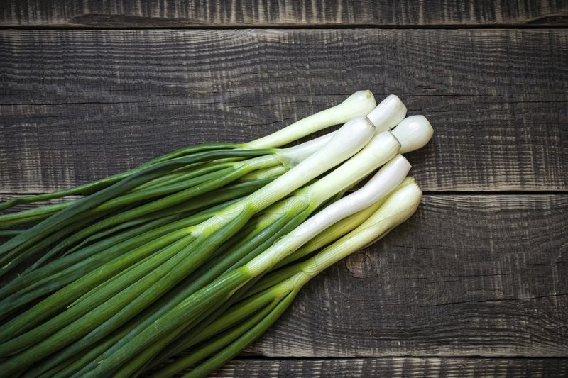 Groene uien hebben een effectief effect op de haargroei en hun structuur