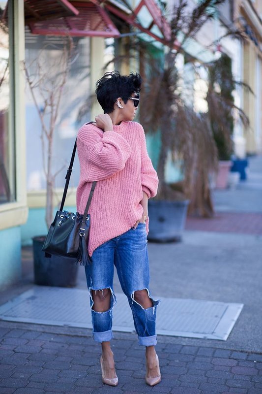 Fille en pull oversize avec des copains de jeans.