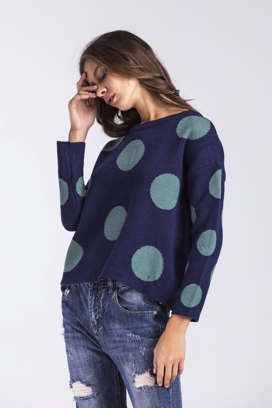 Fille dans un pull à pois