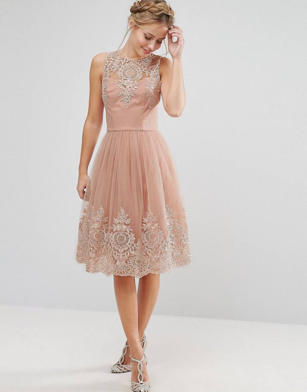 Fille en robe de cocktail midi beige avec dentelle