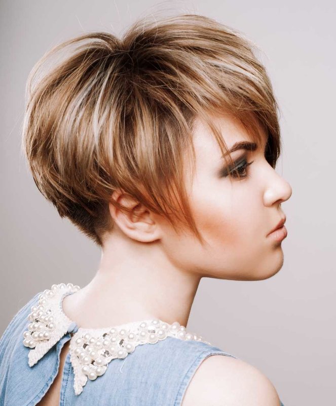 Fille avec une coupe de cheveux courte et un bang incliné