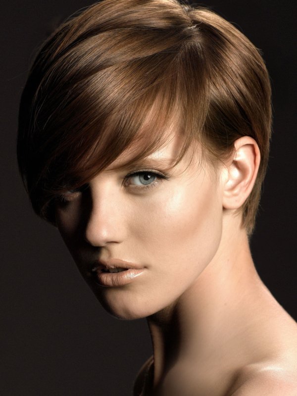 Fille avec une longue frange combinée avec une coupe de cheveux courte