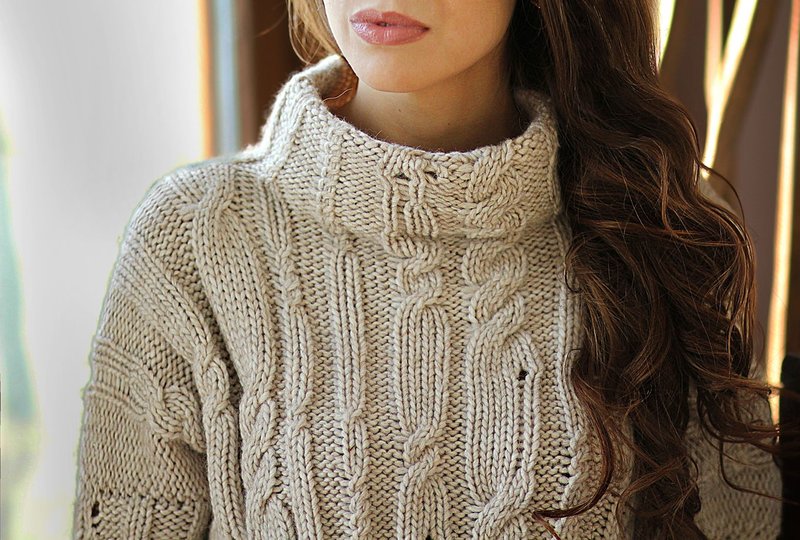 Fille en pull avec un tricot original