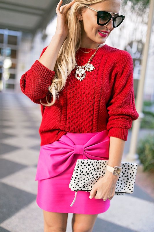 Fille dans un pull rouge et une jupe rose