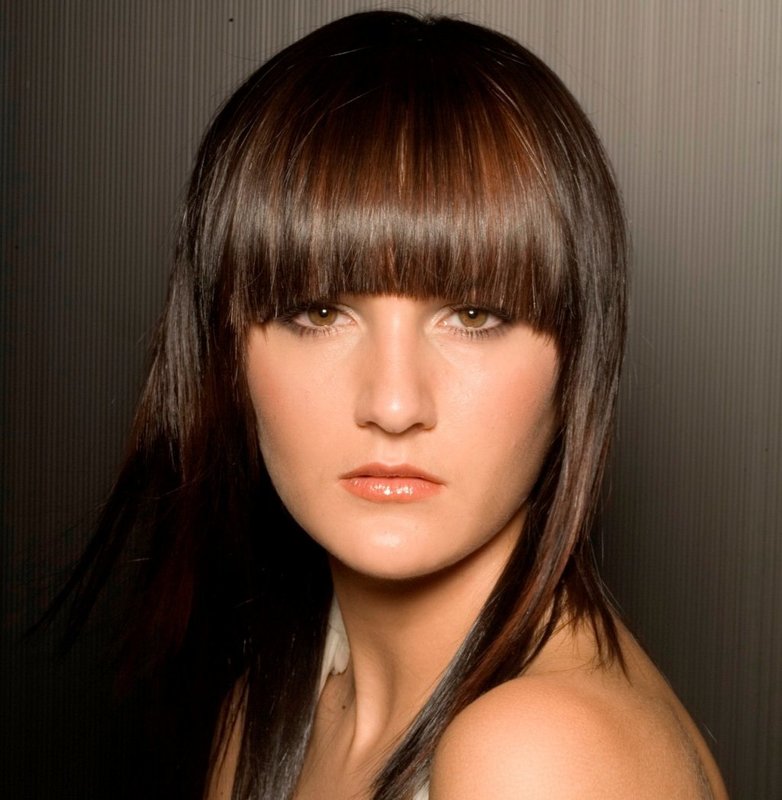 Bangs en demi-cercle sur cheveux moyens