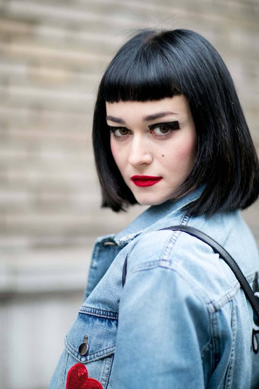 Fille avec un carré et une courte bang