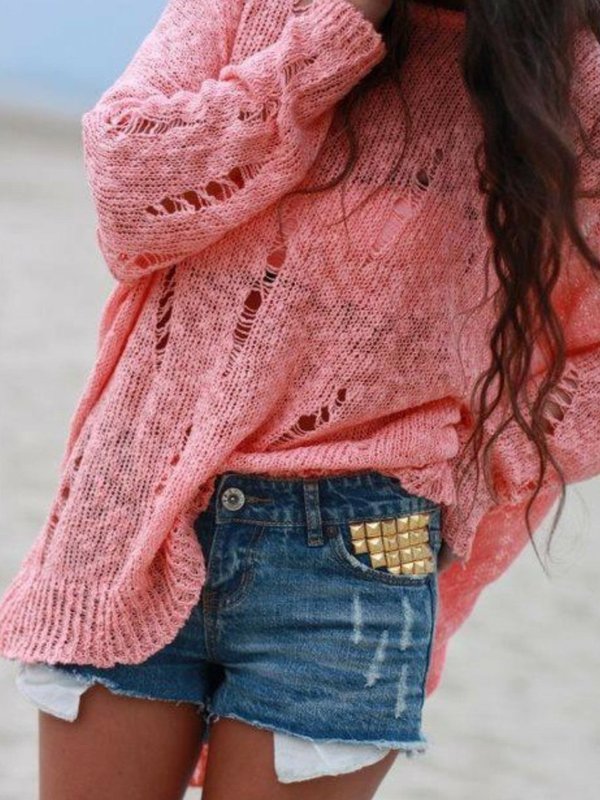 Fille dans un pull en style grunge.