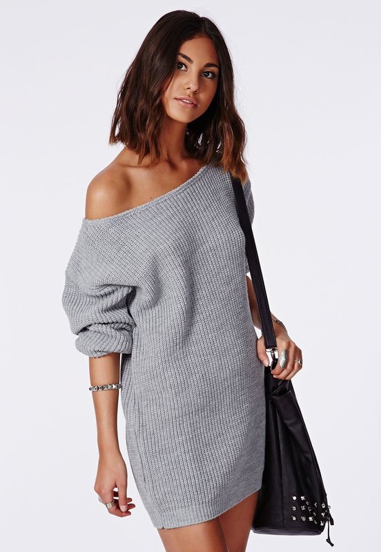 Fille en robe pull avec une demi-manche