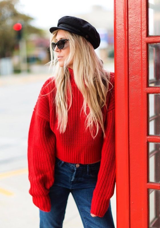 Fille dans un pull oversize rouge