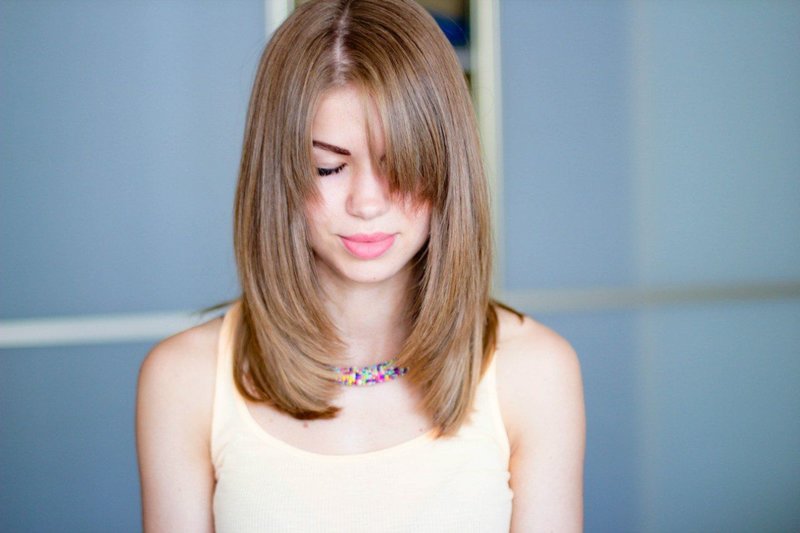 Coupe de cheveux en cascade avec une frange