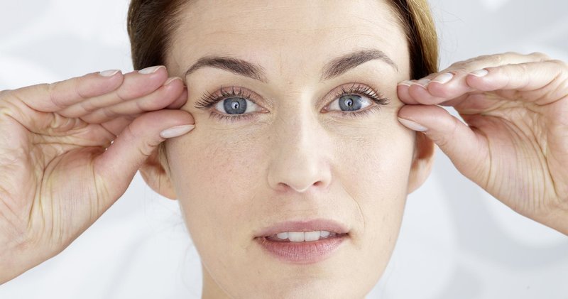 Soins de la peau appropriés autour des yeux