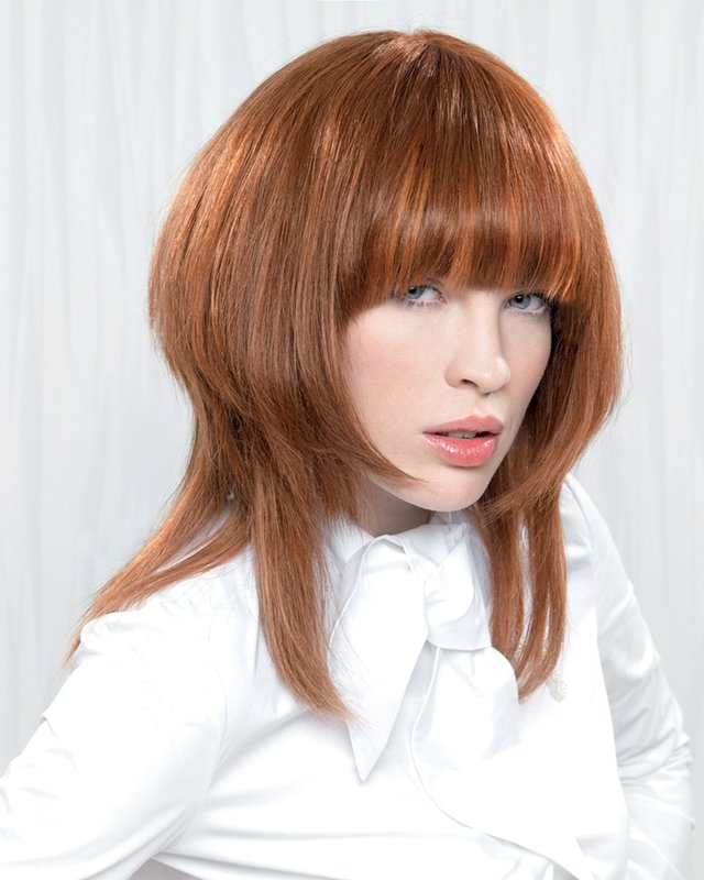 Fille avec un chapeau de coupe de cheveux et une frange incurvée