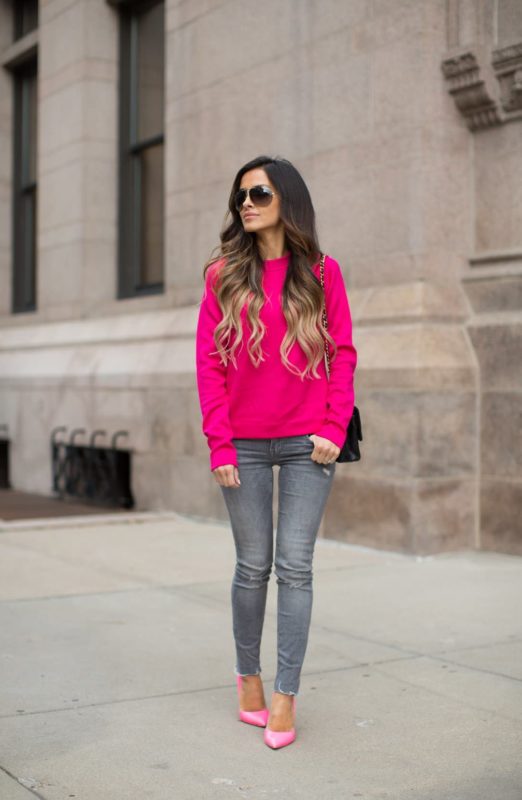 Fille dans un pull rose vif et un jean skinny