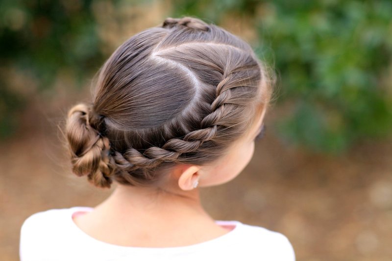 Fille avec une coiffure pour cheveux moyen