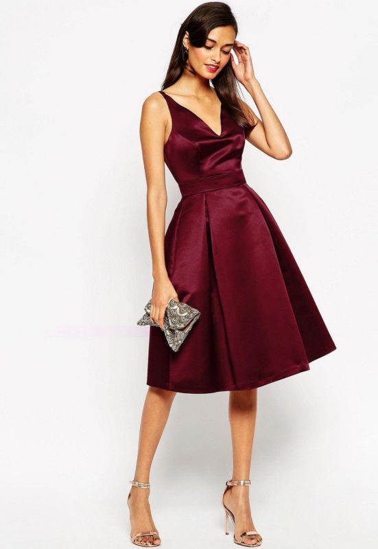 Robe de cocktail fille bordeaux avec un décolleté profond