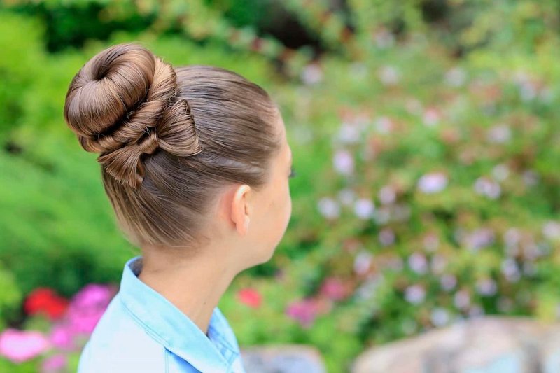 Fille avec coiffure pour cheveux longs