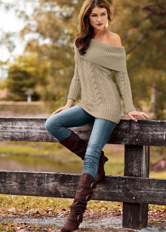 Fille dans un pull avec des épaules nues et des jeans