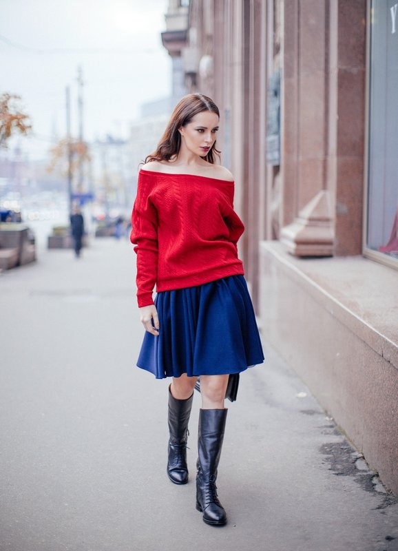 Fille dans un pull aux épaules nues et une jupe.