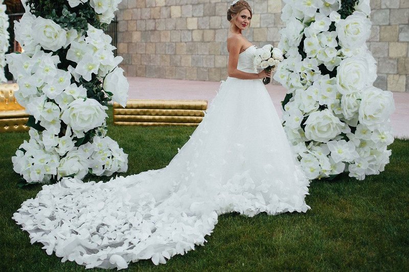 Robe de mariée de printemps avec des fleurs