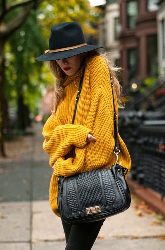 Fille dans un pull jaune vif