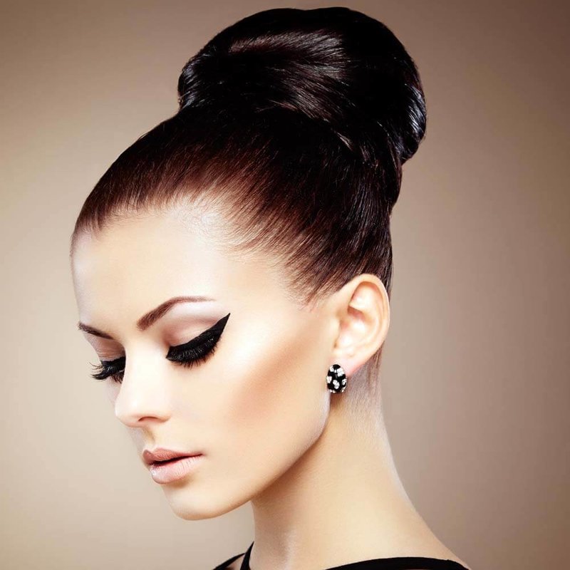 Chignon haut sur cheveux longs