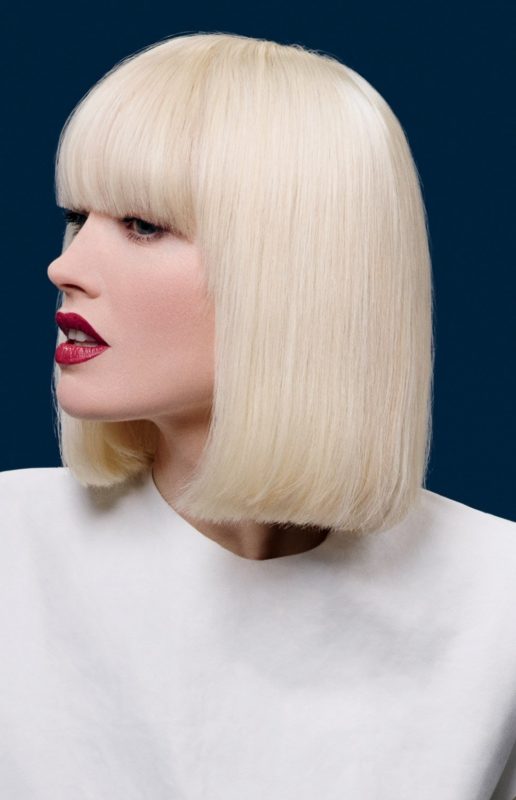 Fille avec une coupe de cheveux droite et une longue frange droite