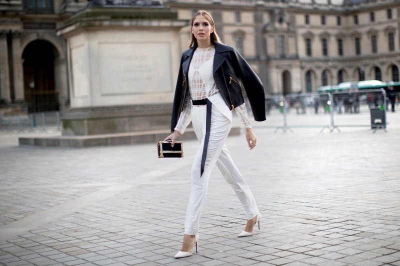 Pantalon blanc avec une ceinture