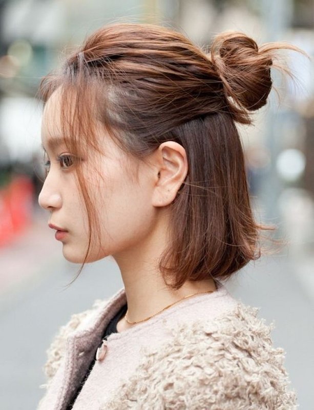 Fille avec un chignon sur un carré