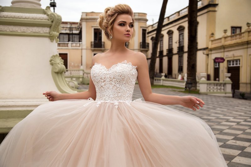 Robe avec corset de dentelle