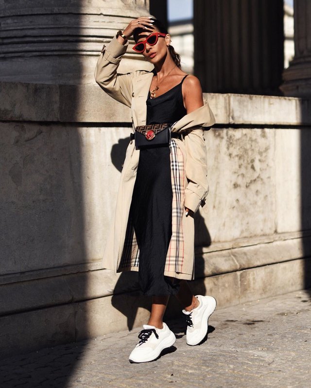 Una chica con zapatillas voluminosas combinadas con un vestido