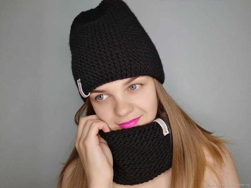 Palarie neagra tricotata si snood