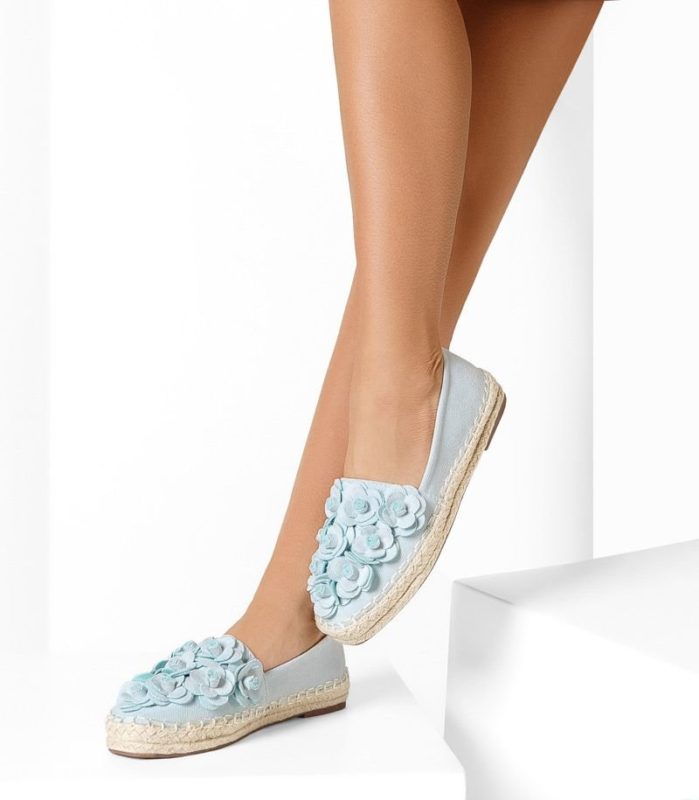 Fille en espadrilles de coton