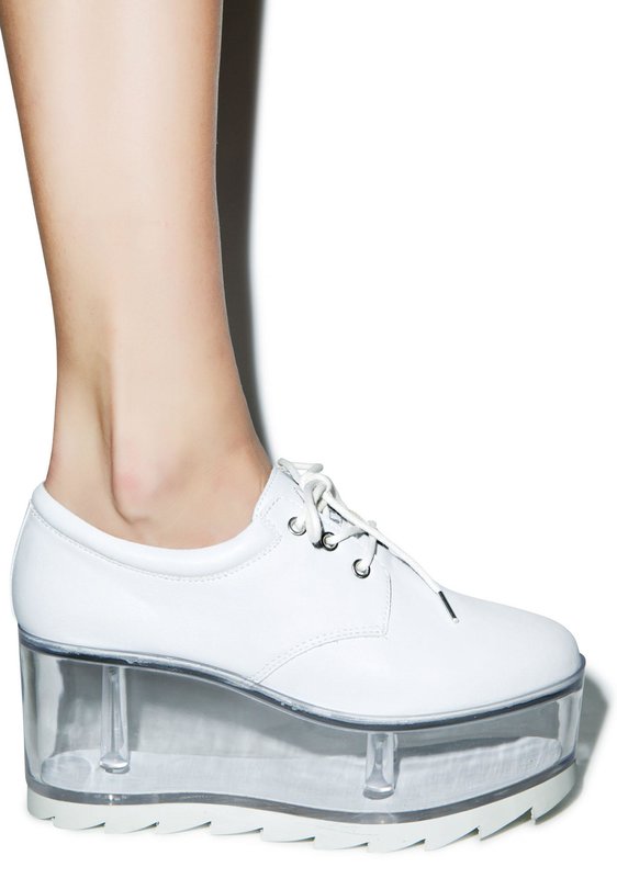 Chica en zapatos con suela transparente