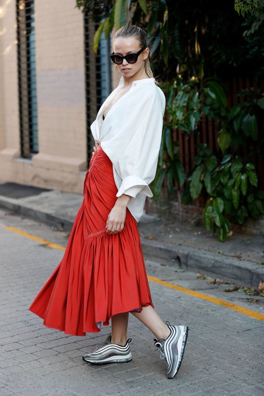 Chica en zapatillas y falda