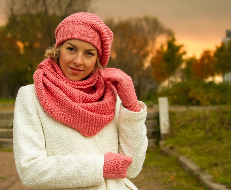 Ensemble de béret, écharpe et gants tricotés.