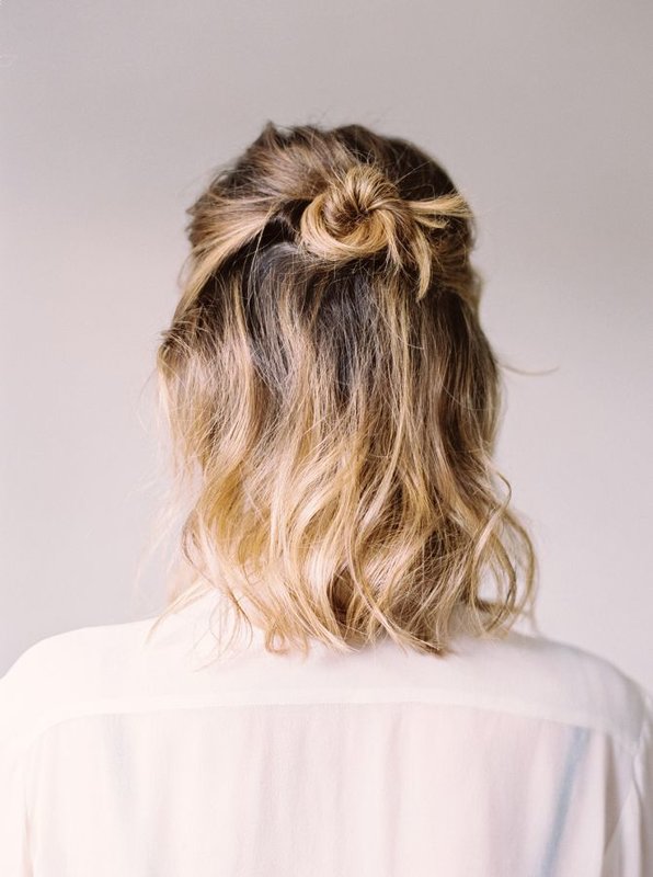 Meisje met knot haar styling