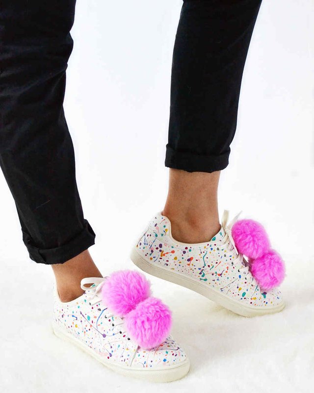 Chica en zapatillas con pompones.