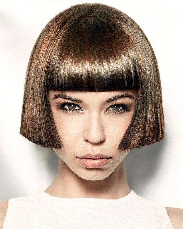 Fille avec une coupe de cheveux coupe droite et une frange de longueur moyenne