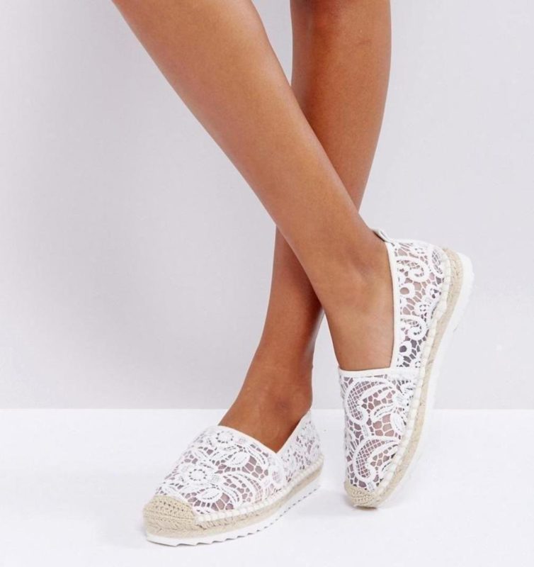 Fille en espadrilles de dentelle