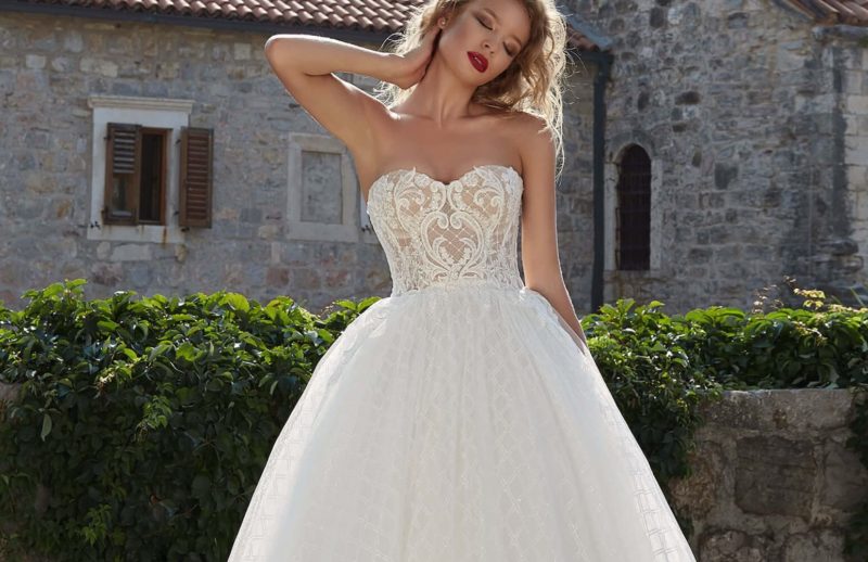 Robe avec un corset de dentelle et une jupe ample